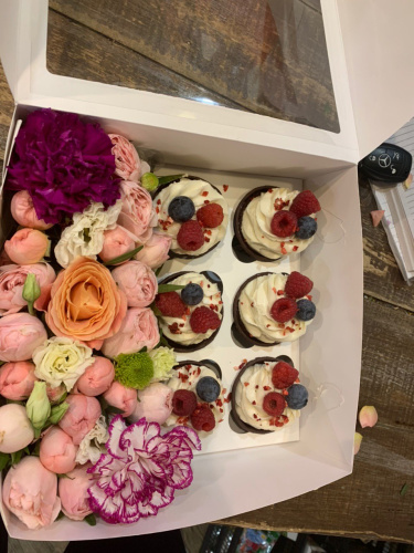 Коробка с капкейками и цветами