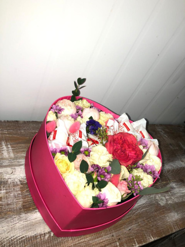 Коробка-сердце с цветами и Рафаелло