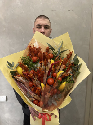 Букет из раков и лангустинов с помидорками черри