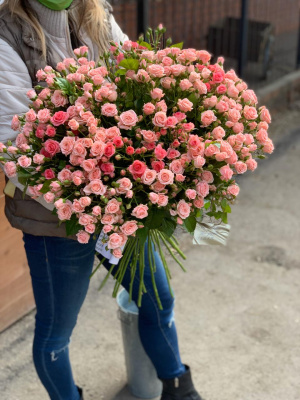 Букет из 33 кустовых роз