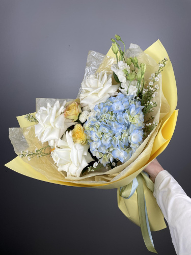 БУКЕТ С ГОРТЕНЗИЕЙ И ФРАНЦУЗСКИМИ РОЗАМИ