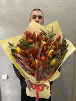 Букет из раков и лангустинов с помидорками черри