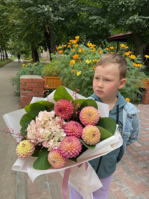 Букет с георгинами и гортензией 