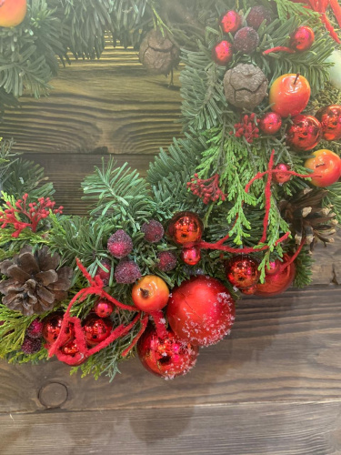 Рождественский венок с красными ягодами