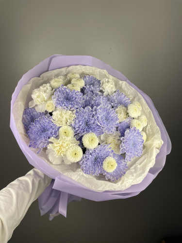БУКЕТ ИЗ КУСТОВЫХ ЛИЛОВЫХ КУСТОВЫХ ХРИЗАНТЕМ С ДИАНТУСАМИ