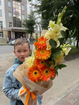 Букет с герберами и гладиолусом