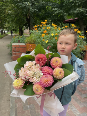 Букет с георгинами и гортензией 