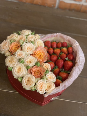 Коробка-сердце с кустовыми розами и клубникой