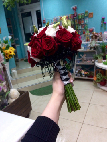 Букет невесты с алыми розами