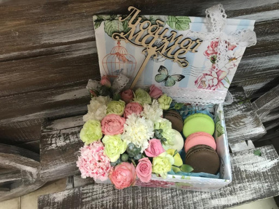 Коробка с цветами и макаронс