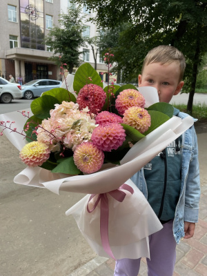 Букет с георгинами и гортензией 