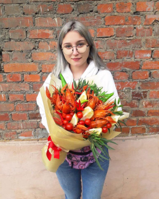 Мужской букет из раков с помидорками Черри