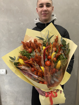 Букет из раков и лангустинов с помидорками черри