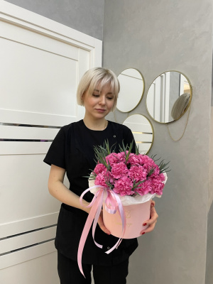 Шляпная коробка с диантусами