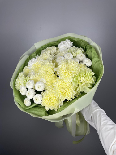 БУКЕТ ИЗ ЖЕЛТЫХ КУСТОВЫХ ХРИЗАНТЕМ И БЕЛЫХ С ДИАНТУСАМИ