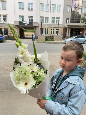 Букет с гладиолусом, гортензией и герберами 